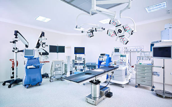 اربع غرف عمليات مجهزة بأحدث التقنيات الطبيه